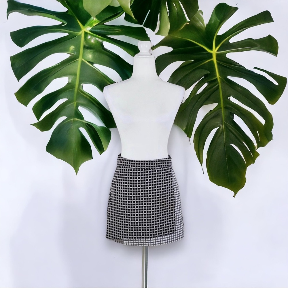NWOT Romeo +Juliet Couture Black & White Mini Skirt